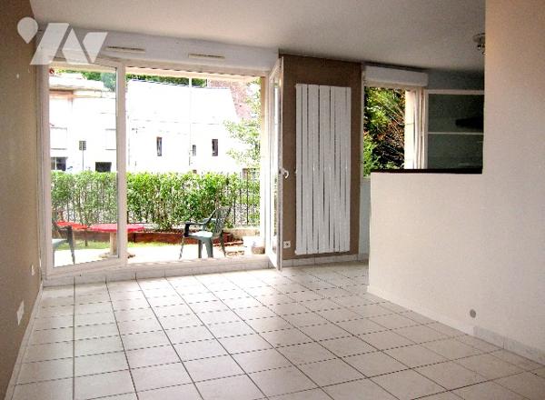 Résidence sécurisée, appart F2, terrasse, jardinet bordé par la rivière.