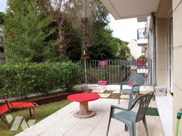 Résidence sécurisée, appart F2, terrasse, jardinet bordé par la rivière.