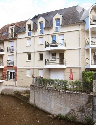 Résidence sécurisée, appart F2, terrasse, jardinet bordé par la rivière.