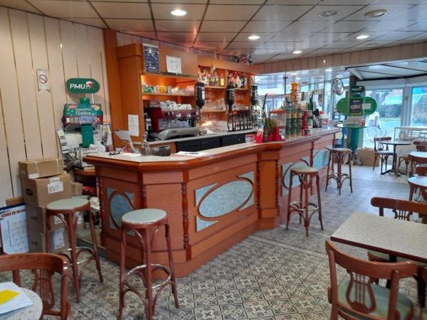 Commerce BAR TRAITEUR PMU TABAC PRESSE STATION SERVICE