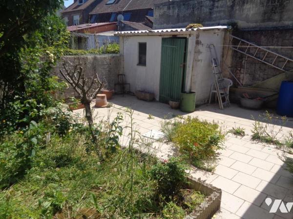 BETHUNE EN EXCLUSIVITE, maison de 102 m² habitable à rénover avec cour