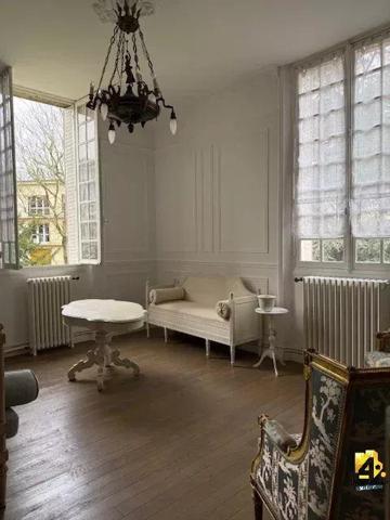 1er ét. résidence prestigieuse COMPIEGNE