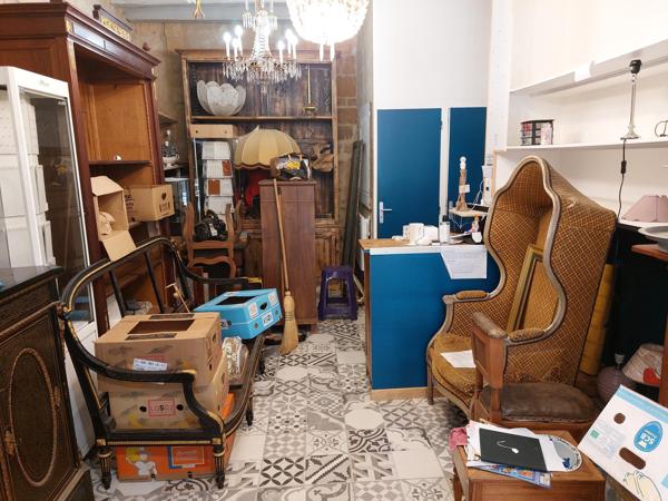 Immeuble avec boutique et 2 étages aménageables