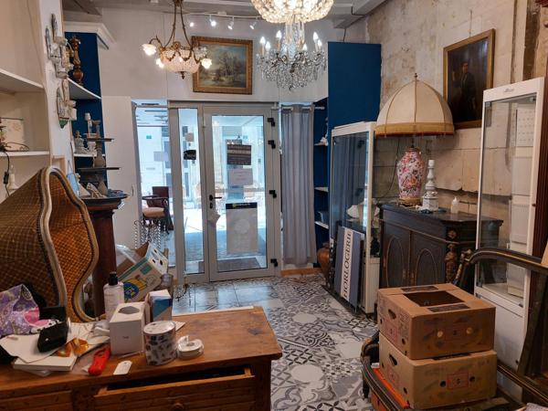 Immeuble avec boutique et 2 étages aménageables