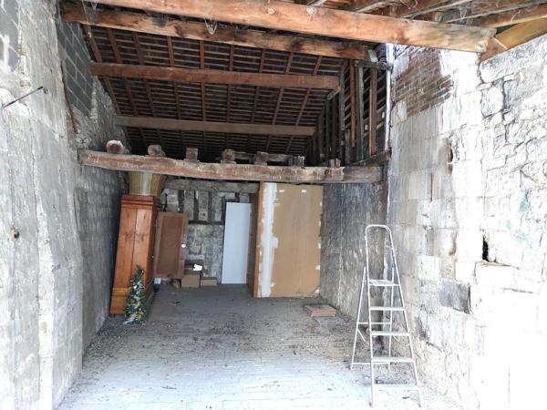 Immeuble avec boutique et 2 étages aménageables