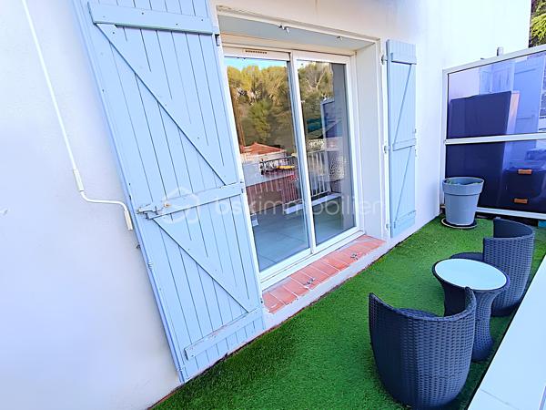 🏡 DUPLEX T3 DE 50 m² – BALCON – 2 PARKINGS PRIVATIFS – DOUBLE DESTINATION – LA SEYNE-SUR-MER – 189 000 €

EXCLUSIVITÉ BSK IMMOBILIER

Et si ce bien vous permettait de vivre aujourd'hui... tout en conservant une liberté d'évolution pour demain ?

À La Seyne-sur-Mer, dans le secteur recherché Jean-Baptiste Ivaldi, découvrez ce duplex de plus de 50 m², offrant des volumes atypiques, une belle luminosité, un balcon et deux places de stationnement privatives sécurisées par barrière automatique.

Grâce à une projection d'aménagement réalisée en home staging virtuel, ce bien dévoile tout le potentiel d'un élégant appartement en duplex. Il permet de se projeter immédiatement dans un cadre de vie chaleureux, lumineux et fonctionnel. Les futurs propriétaires n'auront plus qu'à réaliser les aménagements intérieurs (cuisine, salle d'eau et mobilier) pour donner vie à leur projet et créer un lieu qui leur ressemble.

________________________________________
📍 LOCALISATION

À proximité immédiate des commerces, des écoles, des transports et des principaux axes routiers, vous profitez d'un emplacement pratique au quotidien tout en bénéficiant d'un environnement calme.
________________________________________
🏡 LE BIEN

Réparti sur deux niveaux, ce duplex développe environ 50,20 m².

Au niveau principal :

• Une entrée.

• Une agréable pièce de vie baignée de lumière avec salon et salle à manger actuellement avec climatisation réversible.

• Une cuisine ouverte parfaitement intégrée à l'espace de vie.

• Une chambre actuellement avec climatisation réversible.

• Une salle d'eau.

• Un WC indépendant.

• Un balcon d'environ 5,75 m², idéal pour profiter des beaux jours.


À l'étage :

• Une seconde chambre.

• Un espace bureau ou dressing permettant le télétravail ou du rangement supplémentaire.

Cette distribution offre une séparation naturelle entre les espaces de vie et l'espace nuit.

________________________________________
✨ LES ATOUTS

✔ Duplex lumineux.

✔ Belle hauteur sous plafond.

✔ Balcon.

✔ Deux places de stationnement privatives sécurisées par barrière automatique.

✔ 2 Climatisations récentes (2022 et 2025) déjà présente.

✔ Double vitrage.

✔ Petite copropriété de seulement 5 lots.

________________________________________
⭐ UN BIEN QUI S'ADAPTE À VOS PROJETS

Au-delà de ses qualités d'habitation, ce bien bénéficie d'un véritable avantage : il dispose également d'une double destination, autorisant aussi bien un usage résidentiel qu'une activité professionnelle.

Une caractéristique rare qui offre une grande liberté d'utilisation et constitue un véritable atout patrimonial.

________________________________________
⚖️ INFORMATIONS COMPLÉMENTAIRES

Taxe foncière : 1 163 € / an

Charges de copropriété : 112 € / mois (eau comprise)

DPE : D (215)

GES : B (8)

Tout-à-l'égout.

________________________________________
💰 PRIX

189 000 € Honoraires d'agence inclus.

________________________________________
📞 CONTACT

Kévin LEXA

📱 06 50 74 25 70

Disponible 7J/7

(Réf. 340 094)

📸 Les visuels d'aménagement présentés dans cette annonce sont des projections réalisées en home staging virtuel. Ils permettent d'illustrer le potentiel du bien en habitation et sont proposés à titre indicatif.

Parcourez également les photos où vous trouverez les plans 2D afin de découvrir tout le potentiel de ce duplex.