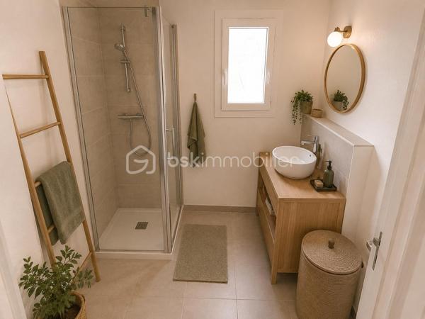 🏡 DUPLEX T3 DE 50 m² – BALCON – 2 PARKINGS PRIVATIFS – DOUBLE DESTINATION – LA SEYNE-SUR-MER – 189 000 €

EXCLUSIVITÉ BSK IMMOBILIER

Et si ce bien vous permettait de vivre aujourd'hui... tout en conservant une liberté d'évolution pour demain ?

À La Seyne-sur-Mer, dans le secteur recherché Jean-Baptiste Ivaldi, découvrez ce duplex de plus de 50 m², offrant des volumes atypiques, une belle luminosité, un balcon et deux places de stationnement privatives sécurisées par barrière automatique.

Grâce à une projection d'aménagement réalisée en home staging virtuel, ce bien dévoile tout le potentiel d'un élégant appartement en duplex. Il permet de se projeter immédiatement dans un cadre de vie chaleureux, lumineux et fonctionnel. Les futurs propriétaires n'auront plus qu'à réaliser les aménagements intérieurs (cuisine, salle d'eau et mobilier) pour donner vie à leur projet et créer un lieu qui leur ressemble.

________________________________________
📍 LOCALISATION

À proximité immédiate des commerces, des écoles, des transports et des principaux axes routiers, vous profitez d'un emplacement pratique au quotidien tout en bénéficiant d'un environnement calme.
________________________________________
🏡 LE BIEN

Réparti sur deux niveaux, ce duplex développe environ 50,20 m².

Au niveau principal :

• Une entrée.

• Une agréable pièce de vie baignée de lumière avec salon et salle à manger actuellement avec climatisation réversible.

• Une cuisine ouverte parfaitement intégrée à l'espace de vie.

• Une chambre actuellement avec climatisation réversible.

• Une salle d'eau.

• Un WC indépendant.

• Un balcon d'environ 5,75 m², idéal pour profiter des beaux jours.


À l'étage :

• Une seconde chambre.

• Un espace bureau ou dressing permettant le télétravail ou du rangement supplémentaire.

Cette distribution offre une séparation naturelle entre les espaces de vie et l'espace nuit.

________________________________________
✨ LES ATOUTS

✔ Duplex lumineux.

✔ Belle hauteur sous plafond.

✔ Balcon.

✔ Deux places de stationnement privatives sécurisées par barrière automatique.

✔ 2 Climatisations récentes (2022 et 2025) déjà présente.

✔ Double vitrage.

✔ Petite copropriété de seulement 5 lots.

________________________________________
⭐ UN BIEN QUI S'ADAPTE À VOS PROJETS

Au-delà de ses qualités d'habitation, ce bien bénéficie d'un véritable avantage : il dispose également d'une double destination, autorisant aussi bien un usage résidentiel qu'une activité professionnelle.

Une caractéristique rare qui offre une grande liberté d'utilisation et constitue un véritable atout patrimonial.

________________________________________
⚖️ INFORMATIONS COMPLÉMENTAIRES

Taxe foncière : 1 163 € / an

Charges de copropriété : 112 € / mois (eau comprise)

DPE : D (215)

GES : B (8)

Tout-à-l'égout.

________________________________________
💰 PRIX

189 000 € Honoraires d'agence inclus.

________________________________________
📞 CONTACT

Kévin LEXA

📱 06 50 74 25 70

Disponible 7J/7

(Réf. 340 094)

📸 Les visuels d'aménagement présentés dans cette annonce sont des projections réalisées en home staging virtuel. Ils permettent d'illustrer le potentiel du bien en habitation et sont proposés à titre indicatif.

Parcourez également les photos où vous trouverez les plans 2D afin de découvrir tout le potentiel de ce duplex.