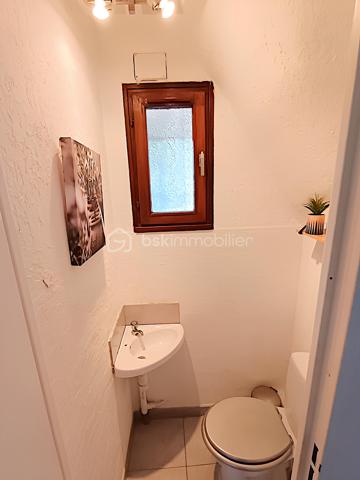 🏡 DUPLEX T3 DE 50 m² – BALCON – 2 PARKINGS PRIVATIFS – DOUBLE DESTINATION – LA SEYNE-SUR-MER – 189 000 €

EXCLUSIVITÉ BSK IMMOBILIER

Et si ce bien vous permettait de vivre aujourd'hui... tout en conservant une liberté d'évolution pour demain ?

À La Seyne-sur-Mer, dans le secteur recherché Jean-Baptiste Ivaldi, découvrez ce duplex de plus de 50 m², offrant des volumes atypiques, une belle luminosité, un balcon et deux places de stationnement privatives sécurisées par barrière automatique.

Grâce à une projection d'aménagement réalisée en home staging virtuel, ce bien dévoile tout le potentiel d'un élégant appartement en duplex. Il permet de se projeter immédiatement dans un cadre de vie chaleureux, lumineux et fonctionnel. Les futurs propriétaires n'auront plus qu'à réaliser les aménagements intérieurs (cuisine, salle d'eau et mobilier) pour donner vie à leur projet et créer un lieu qui leur ressemble.

________________________________________
📍 LOCALISATION

À proximité immédiate des commerces, des écoles, des transports et des principaux axes routiers, vous profitez d'un emplacement pratique au quotidien tout en bénéficiant d'un environnement calme.
________________________________________
🏡 LE BIEN

Réparti sur deux niveaux, ce duplex développe environ 50,20 m².

Au niveau principal :

• Une entrée.

• Une agréable pièce de vie baignée de lumière avec salon et salle à manger actuellement avec climatisation réversible.

• Une cuisine ouverte parfaitement intégrée à l'espace de vie.

• Une chambre actuellement avec climatisation réversible.

• Une salle d'eau.

• Un WC indépendant.

• Un balcon d'environ 5,75 m², idéal pour profiter des beaux jours.


À l'étage :

• Une seconde chambre.

• Un espace bureau ou dressing permettant le télétravail ou du rangement supplémentaire.

Cette distribution offre une séparation naturelle entre les espaces de vie et l'espace nuit.

________________________________________
✨ LES ATOUTS

✔ Duplex lumineux.

✔ Belle hauteur sous plafond.

✔ Balcon.

✔ Deux places de stationnement privatives sécurisées par barrière automatique.

✔ 2 Climatisations récentes (2022 et 2025) déjà présente.

✔ Double vitrage.

✔ Petite copropriété de seulement 5 lots.

________________________________________
⭐ UN BIEN QUI S'ADAPTE À VOS PROJETS

Au-delà de ses qualités d'habitation, ce bien bénéficie d'un véritable avantage : il dispose également d'une double destination, autorisant aussi bien un usage résidentiel qu'une activité professionnelle.

Une caractéristique rare qui offre une grande liberté d'utilisation et constitue un véritable atout patrimonial.

________________________________________
⚖️ INFORMATIONS COMPLÉMENTAIRES

Taxe foncière : 1 163 € / an

Charges de copropriété : 112 € / mois (eau comprise)

DPE : D (215)

GES : B (8)

Tout-à-l'égout.

________________________________________
💰 PRIX

189 000 € Honoraires d'agence inclus.

________________________________________
📞 CONTACT

Kévin LEXA

📱 06 50 74 25 70

Disponible 7J/7

(Réf. 340 094)

📸 Les visuels d'aménagement présentés dans cette annonce sont des projections réalisées en home staging virtuel. Ils permettent d'illustrer le potentiel du bien en habitation et sont proposés à titre indicatif.

Parcourez également les photos où vous trouverez les plans 2D afin de découvrir tout le potentiel de ce duplex.