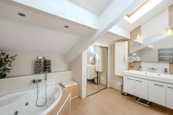 À vendre - Superbe maison familiale avec piscine à Neuvecelle