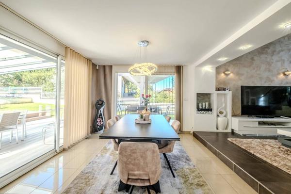 À vendre - Superbe maison familiale avec piscine à Neuvecelle