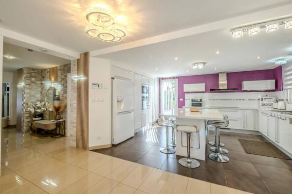 À vendre - Superbe maison familiale avec piscine à Neuvecelle