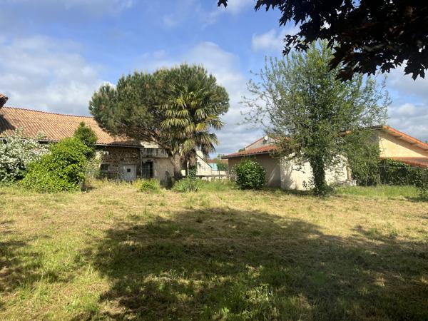 ENSEMBLE IMMOBILIER COMPOSE DE DEUX MAISONS - 2 GARAGES ET GRANGE