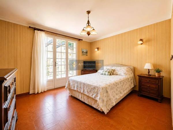 Vente                                                      Maison
                        
                     5 pièces                      163 m2                     à Saint-Aygulf