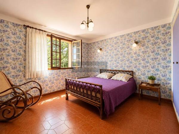 Vente                                                      Maison
                        
                     5 pièces                      163 m2                     à Saint-Aygulf
