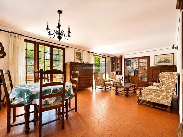 Vente                                                      Maison
                        
                     5 pièces                      163 m2                     à Saint-Aygulf