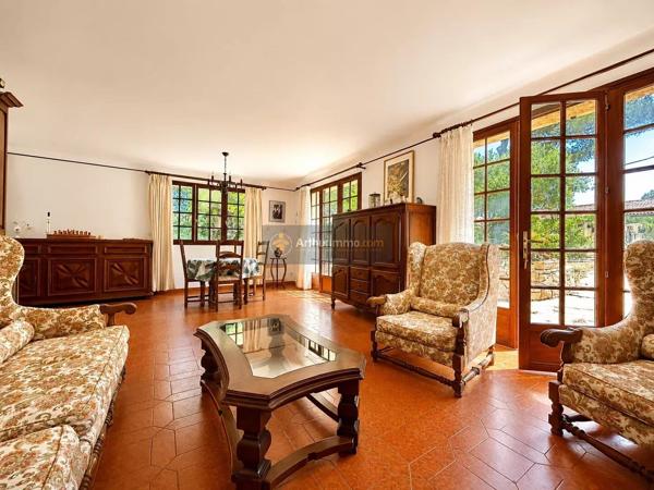 Vente                                                      Maison
                        
                     5 pièces                      163 m2                     à Saint-Aygulf