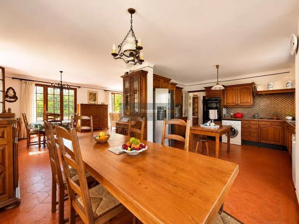 Vente                                                      Maison
                        
                     5 pièces                      163 m2                     à Saint-Aygulf