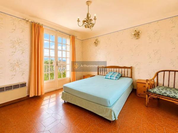 Vente                                                      Maison
                        
                     5 pièces                      163 m2                     à Saint-Aygulf