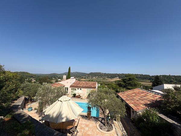 Maison Rians 4 chambres, vue dégagée, piscine, garage et dépendances et détachement de parcelle possible.
