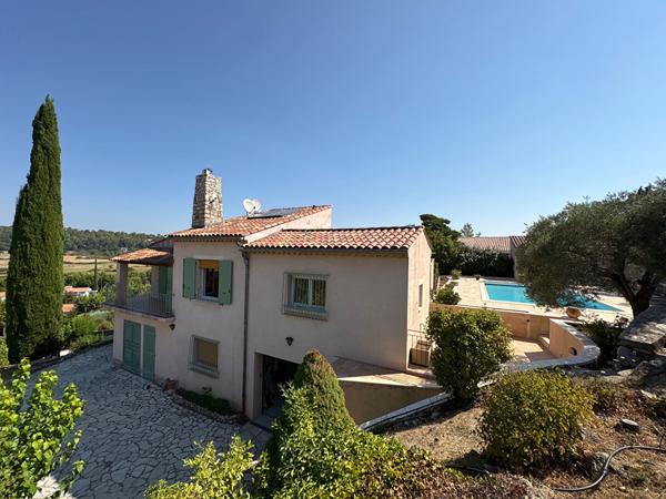 Maison Rians 4 chambres, vue dégagée, piscine, garage et dépendances et détachement de parcelle possible.