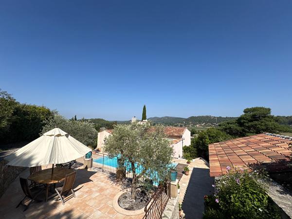 Maison Rians 4 chambres, vue dégagée, piscine, garage et dépendances et détachement de parcelle possible.
