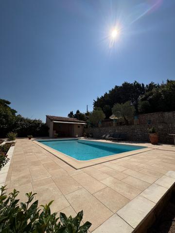 Maison Rians 4 chambres, vue dégagée, piscine, garage et dépendances et détachement de parcelle possible.