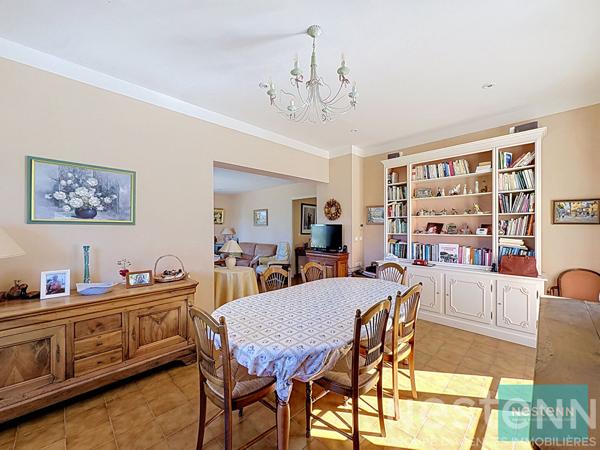 Maison Rians 4 chambres, vue dégagée, piscine, garage et dépendances et détachement de parcelle possible.