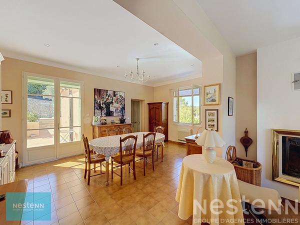 Maison Rians 4 chambres, vue dégagée, piscine, garage et dépendances et détachement de parcelle possible.