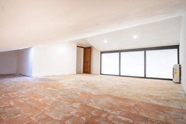 Vente                                                      Appartement
                        
                     4 pièces                      78 m2                     à Pourrières