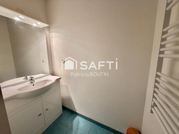 APPARTEMENT UNE CHAMBRE, TERRASSE DE 35 M² ET PLACE DE PARKING A NIORT !