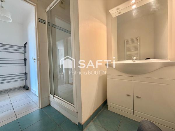 APPARTEMENT UNE CHAMBRE, TERRASSE DE 35 M² ET PLACE DE PARKING A NIORT !