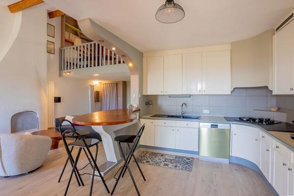 Superbe duplex T4 avec vue mer dans quartier prisé