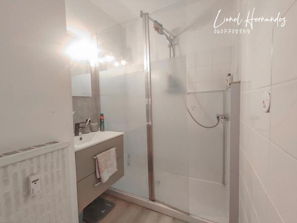 Appartement T4 rénové - 76,40 m² - 3 chambres, balcon, cave et parking