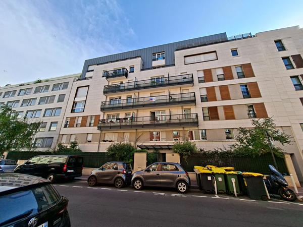 STUDIO immeuble récent avec parking