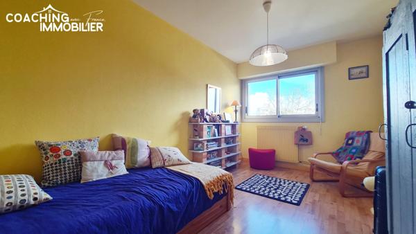 Hyper centre, appartement 2 chambres, terrasse et stationnement : rare à 1 minute de la Brèche