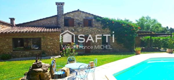 Ensemble de trois maisons en pierre totalisant 328 m² habitables sur un terrain de 7 750 m², au pied de Gordes, l’un des plus beaux villages de France. Fort potentiel : résidence principale, gîtes ou projet familial. Authenticité, charme et nature au rendez-vous !