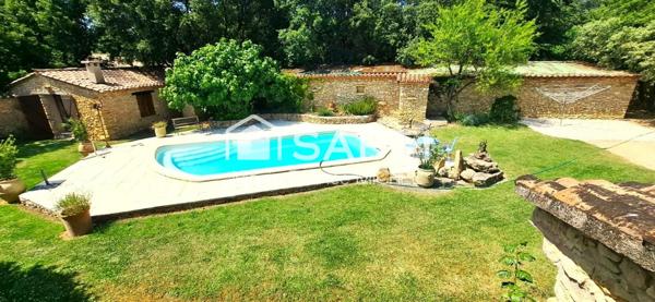 Ensemble de trois maisons en pierre totalisant 328 m² habitables sur un terrain de 7 750 m², au pied de Gordes, l’un des plus beaux villages de France. Fort potentiel : résidence principale, gîtes ou projet familial. Authenticité, charme et nature au rendez-vous !