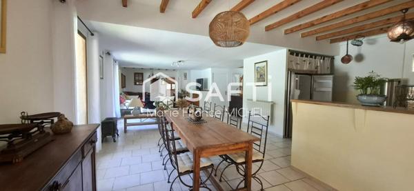 Ensemble de trois maisons en pierre totalisant 328 m² habitables sur un terrain de 7 750 m², au pied de Gordes, l’un des plus beaux villages de France. Fort potentiel : résidence principale, gîtes ou projet familial. Authenticité, charme et nature au rendez-vous !