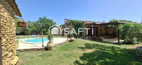 Ensemble de trois maisons en pierre totalisant 328 m² habitables sur un terrain de 7 750 m², au pied de Gordes, l’un des plus beaux villages de France. Fort potentiel : résidence principale, gîtes ou projet familial. Authenticité, charme et nature au rendez-vous !