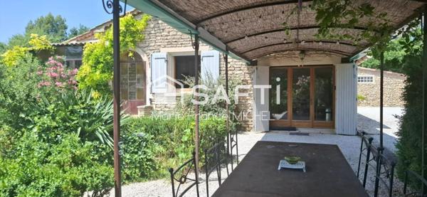 Ensemble de trois maisons en pierre totalisant 328 m² habitables sur un terrain de 7 750 m², au pied de Gordes, l’un des plus beaux villages de France. Fort potentiel : résidence principale, gîtes ou projet familial. Authenticité, charme et nature au rendez-vous !