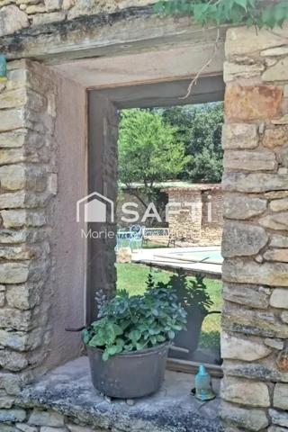 Ensemble de trois maisons en pierre totalisant 328 m² habitables sur un terrain de 7 750 m², au pied de Gordes, l’un des plus beaux villages de France. Fort potentiel : résidence principale, gîtes ou projet familial. Authenticité, charme et nature au rendez-vous !