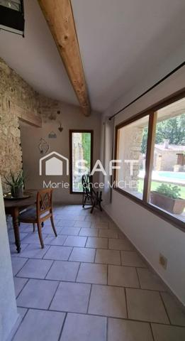 Ensemble de trois maisons en pierre totalisant 328 m² habitables sur un terrain de 7 750 m², au pied de Gordes, l’un des plus beaux villages de France. Fort potentiel : résidence principale, gîtes ou projet familial. Authenticité, charme et nature au rendez-vous !