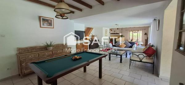 Ensemble de trois maisons en pierre totalisant 328 m² habitables sur un terrain de 7 750 m², au pied de Gordes, l’un des plus beaux villages de France. Fort potentiel : résidence principale, gîtes ou projet familial. Authenticité, charme et nature au rendez-vous !