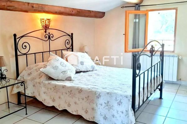 Ensemble de trois maisons en pierre totalisant 328 m² habitables sur un terrain de 7 750 m², au pied de Gordes, l’un des plus beaux villages de France. Fort potentiel : résidence principale, gîtes ou projet familial. Authenticité, charme et nature au rendez-vous !