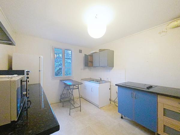 ENSEMBLE IMMOBILIER CONSTITUE DE 3 APPARTEMENTS - GRENIER AMENAGEABLE - 203 M²