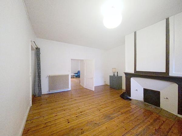 ENSEMBLE IMMOBILIER CONSTITUE DE 3 APPARTEMENTS - GRENIER AMENAGEABLE - 203 M²