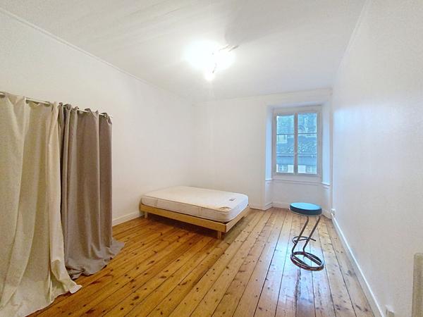 ENSEMBLE IMMOBILIER CONSTITUE DE 3 APPARTEMENTS - GRENIER AMENAGEABLE - 203 M²