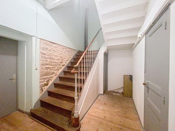 ENSEMBLE IMMOBILIER CONSTITUE DE 3 APPARTEMENTS - GRENIER AMENAGEABLE - 203 M²