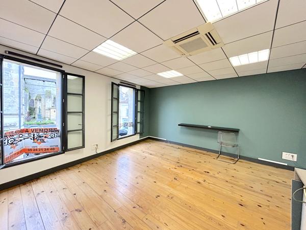 A LOUER BUREAU DANS IMMEUBLE DE STANDING AVEC ASCENSEUR - SAINT ANDRE DE CUBZAC , Saint andre de cubzac A LOUER BUREAU DANS IMMEUBLE DE STANDING AVEC ASCENSEUR - SAINT ANDRE DE CUBZAC , Saint andre de cubzac