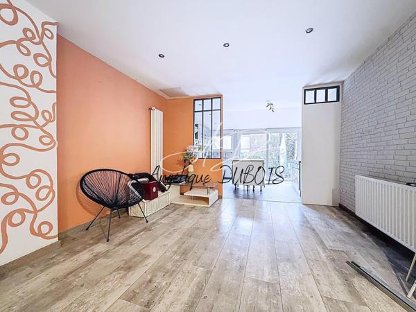 Belle maison de ville situé en centre ville de Lens, venez découvrir cette maison sur deux étages offrant de beaux volumes et une distribution fonctionnelle. Cette maison possède une terrasse avec un jardin !